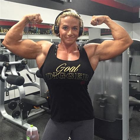 This female bodybuilders muscles are a whole other level of huge